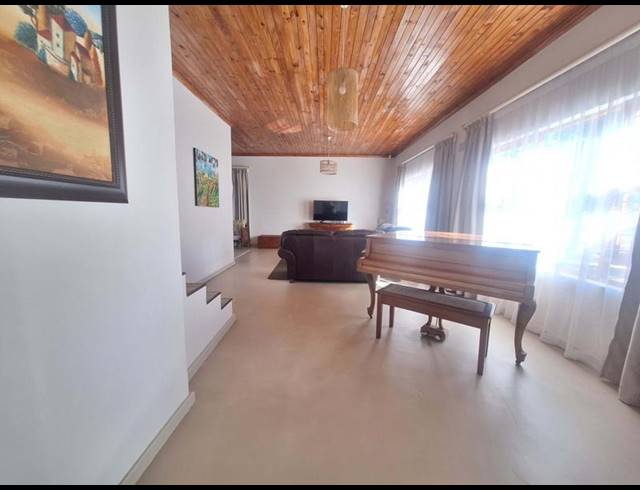 7 BEDROOM HOUSE FOR SALE IN BAY VIEW